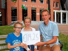 Cheque filmclub Westhoffhuis voor Stichting Tjernobyl kinderen Lunteren