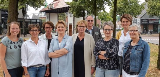 v.l.n.r. Nelie, Rita, Ina, Heidi, Hannie, John, Diny, Jacqueline, Diny (ontbrekend op de foto: Ronald) v.l.n.r. Nelie, Rita, Ina, Heidi, Hannie, John, Diny, Jacqueline, Diny (ontbrekend op de foto: Ronald)